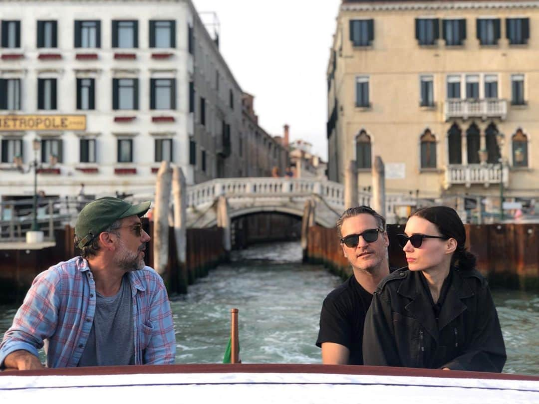 トッド・フィリップスのインスタグラム：「What a difference a year makes! One year ago today, we arrived in Venice for the world premiere of Joker. Up to that point, we had had zero public screenings— so I was a bit nervous for sure 😂. Some pics from those few days that wound up kicking off what would be a WILD fu**ing ride. Hope everyone is staying healthy and safe. Just reminiscing about better times on this Sunday afternoon. #joker #venezia76 @labiennale #timemachine」