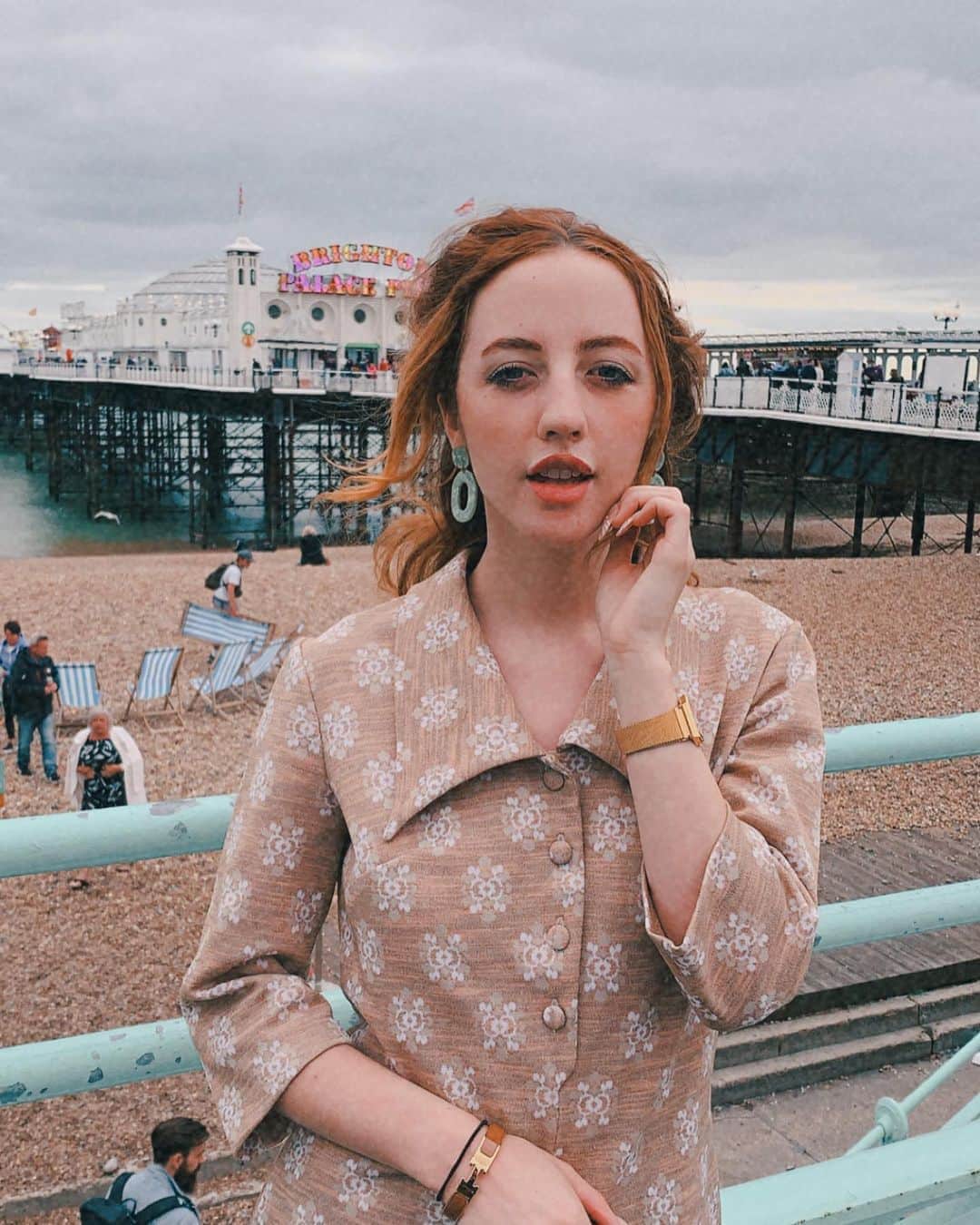 ベッキー・クルーエルのインスタグラム：「weekend visit to Brighton Pier 🌉 it was so cool to see such a thriving seaside town considering I was born in Blackpool and grew up on the Isle of Man which are both more victorian era star destinations of the UK coasts 🙏 ⁣⁣ ⁣⁣ Tried more 60s looks to enjoy seeing the Mod Rally that gathered in Brighton today too! I love seeing people come together and dress for an occasion 🤩 ⁣⁣ ⁣⁣ #60sstyle #modfashion #modweekender #newuntouchables #myaspinal #brightonpier #vintagedress」