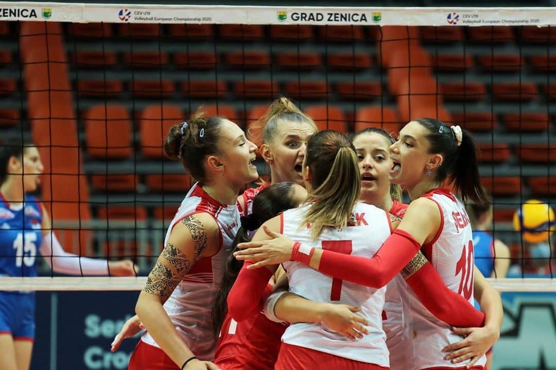 ガラタサライSKさんのインスタグラム写真 - (ガラタサライSKInstagram)「🇹🇷 2020 CEV U19 Genç Kızlar Avrupa Voleybol Şampiyonası finalinde Sırbistan'ı 3-2 yenen 19 Yaş Altı Genç Kız Milli Takımımız, Avrupa Şampiyonu oldu. Tebrikler kızlar! 👏👏👏」8月31日 5時12分 - galatasaray