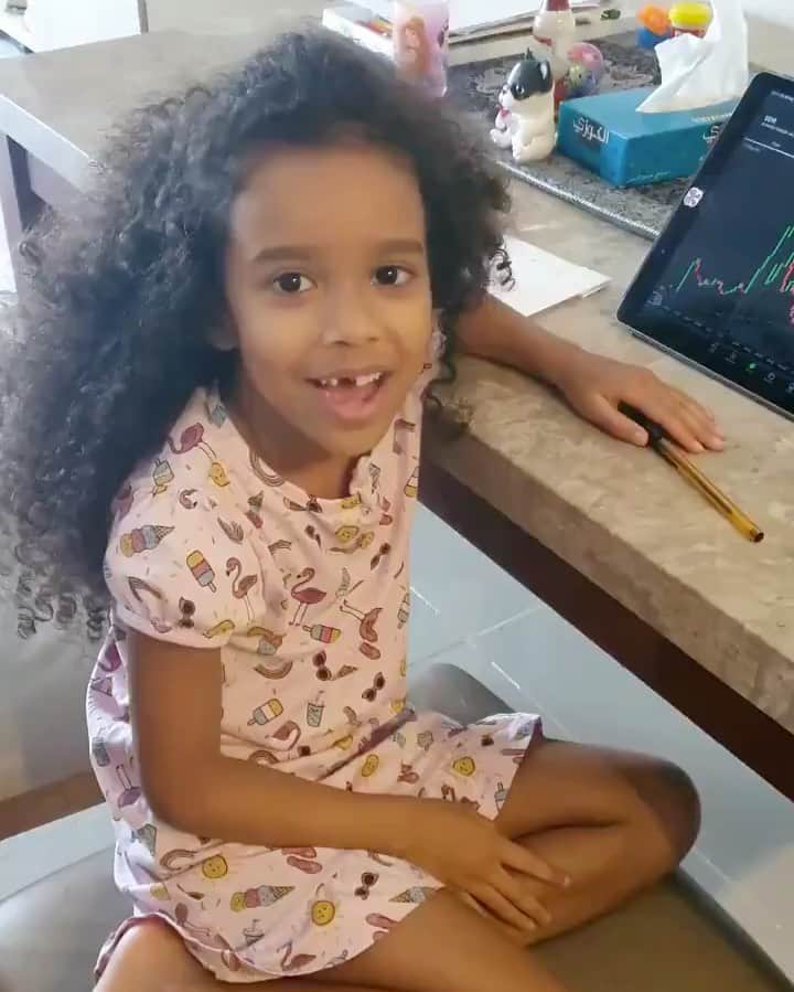 ティモシー・サイクスのインスタグラム：「This video just made my day…how adorable is this little girl studying the stock market?!? One of my newest dedicated students Peter posted it as he‘s been studying my video lessons with his daughter and I love it for so many reasons: 1) ANYONE can learn learn this stuff, you don’t have to be a genius or even great at math, the patterns repeat so it’s really all about practice makes perfect 2) The faster you become an expert, the more time you’ll be able to put your skills to use and have better odds of success on EVERY trade/investment compared to the vast majority of people who just throw their money around with little to no preparation and usually losing as a result. 3) I now have 1,500+ FREE videos on my Youtube channel, just search for Timothy Sykes so you can learn there and then click the link in my bio if you want to be a truly dedicated student…YOU choose your dedication level! 4) It’s great to study with your family in person or even over Zoom/Skype as you can do this from ANYWHERE and learning new skills brings people closer, especially during quarantine which can be depressing/lonely…and if you’re under 18 you NEED parental permission first! 5) Selina got her analysis on this stock BDR 100% correct and I didn’t even realize how perfectly it fit my 7-step framework until I saw this video so while I have 20+ years experience, I still miss some plays and with the markets hitting new highs every day lately its gotten even more insane so please congratulate Selina, and her dad, on their hard work paying off and I’ll see everyone in my chatroom tomorrow, check out http://timothysykes.com/plans if you want to get in too! #proudteacher #proudteachermoment #stocktrading #ilovemyjob」