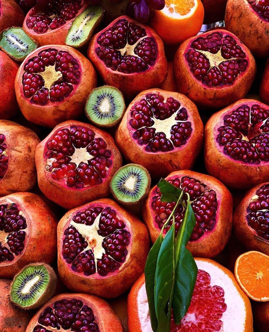 ソルドスのインスタグラム：「colors are the smiles of nature! a cheerful grin from istanbul’s beyoğlu market ✨🥝🍓🥭🍊🍍⁣ ⁣ 📷: @marzena1234」