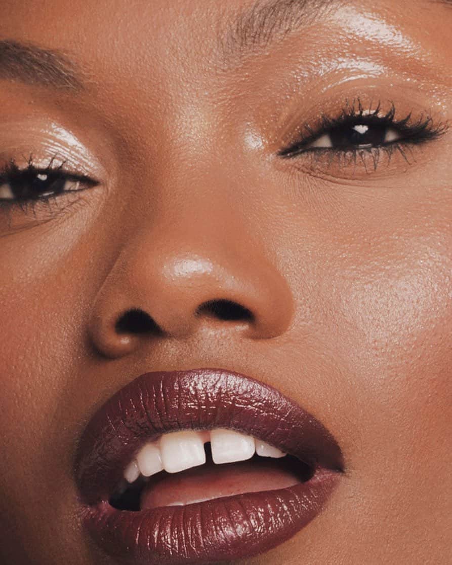 Smashboxのインスタグラム：「Sunday funday 💋  🍒Be Legendary Lipstick in Black Cherry ✨Studio Skin Full Coverage 24 Hour Foundation in shade 4.4 💎Gloss Angeles Extra Shine ♥️Super Fan Mascara」