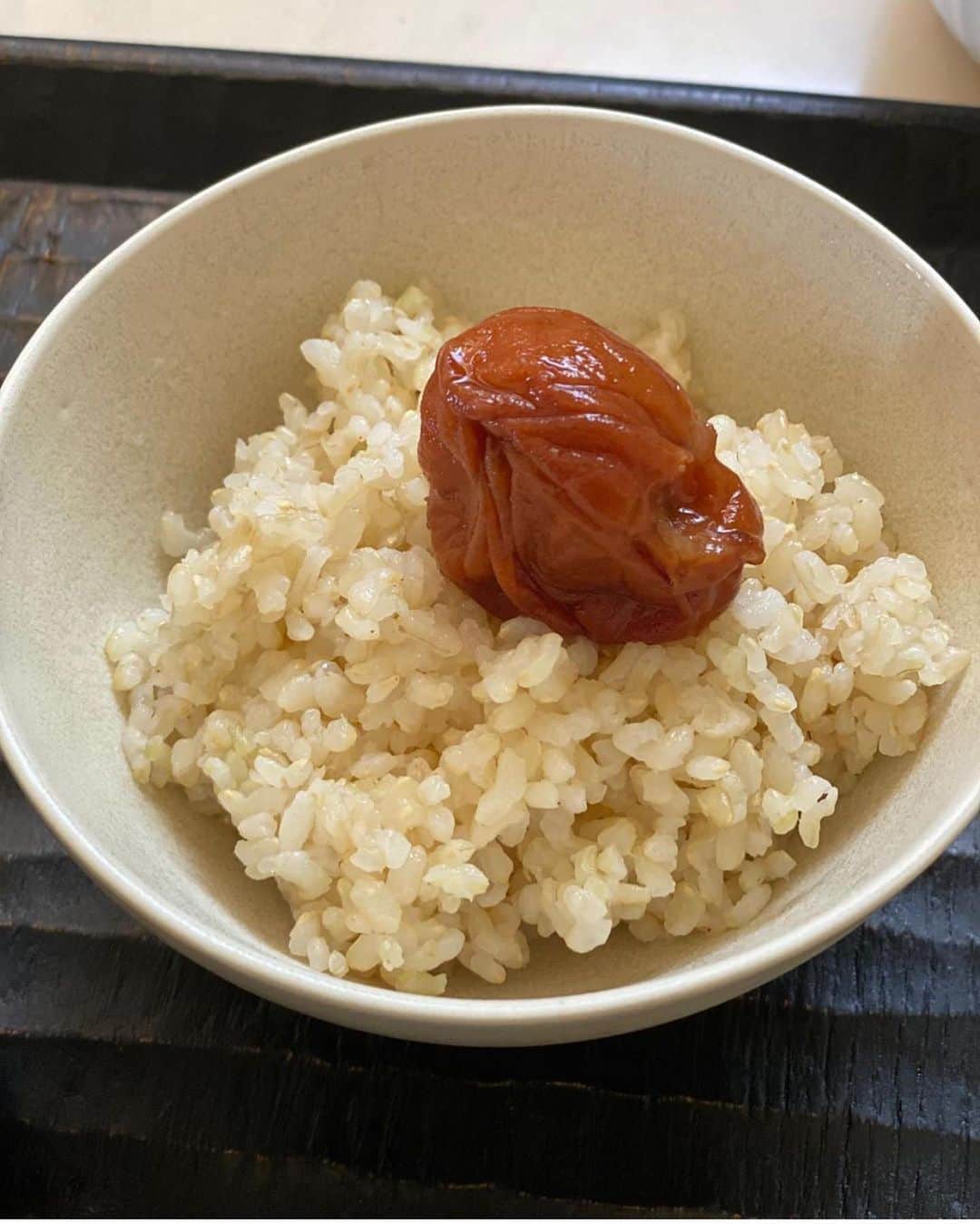 梨花 さんのインスタグラム写真 - (梨花 Instagram)「おはよ~^_^ 最近ねお米をいろいろ食べます 白米　白米＋もち麦　玄米　白米＋黒米 白米＋７穀米　こちらは玄米🍵 良く噛まなきゃだよね~ かみかみ。 あたい早食いなのよ🥺 だめだめ。」8月31日 5時44分 - rinchan521