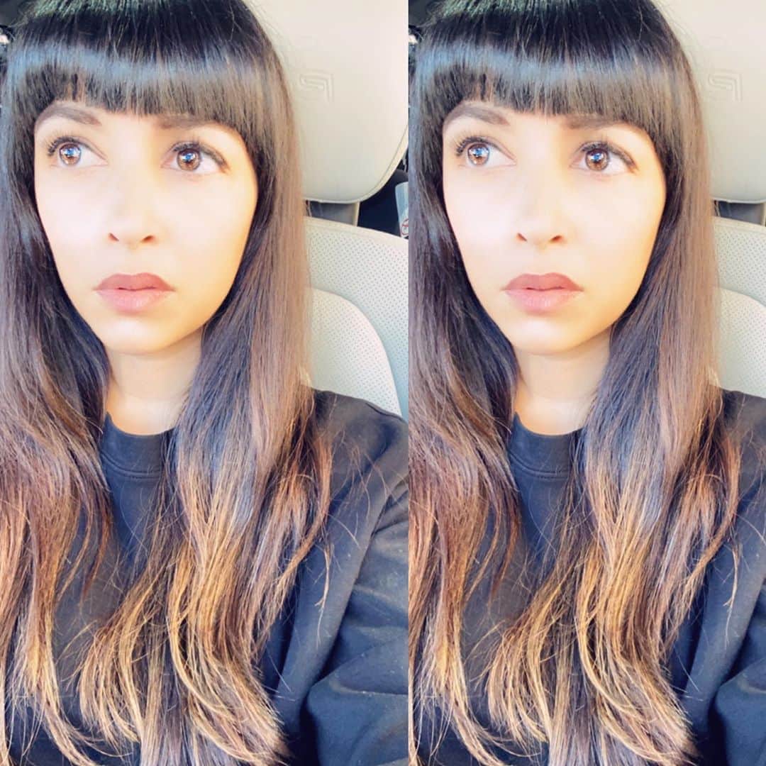 ハンナ・シモンのインスタグラム：「When the phenom @nickichestnut that you’re entrust with you bangs is about to have a baby and disappear from your life AND a full quartantine has brought your brows back to full middle school thickness you can’t argue with the fated destiny to try a see the forehead/ check deez brows/ micro bang and after the panic attack I was like uh yes clone me and car selfie me because I am clinging to this teeny superficial silver lining of kewtness in the 2020 Year of the Dumpster Fire. ** (I obviously did not leave the house and we trimmed these puppies in masks/ hazmat suits/ etc.)」
