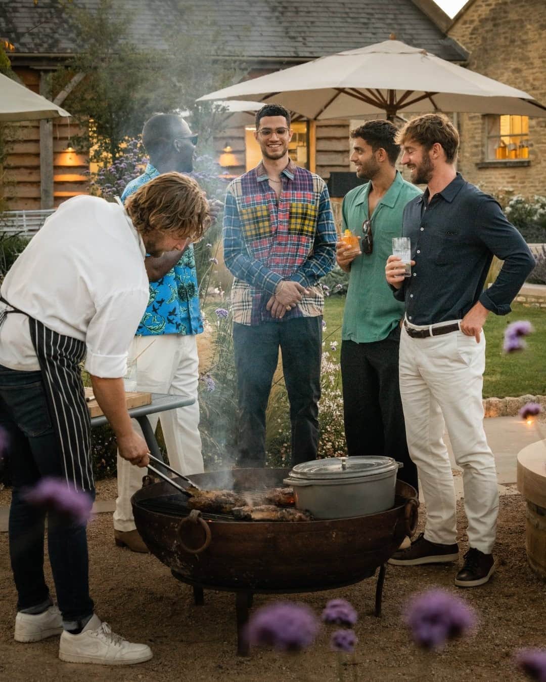 MR PORTERのインスタグラム：「Since we try and bring a little finesse to everything we do, we thought we should finish the alfresco season in style – and not with some cheap sausages or a dodgy burger.  We teamed up with Mr @hibbert.charlie, Head Chef at @thyme.england, for our final BBQ of the year, and it has the #FriendsofMRPORTER seal of approval. #MRPORTERLongWeekend」