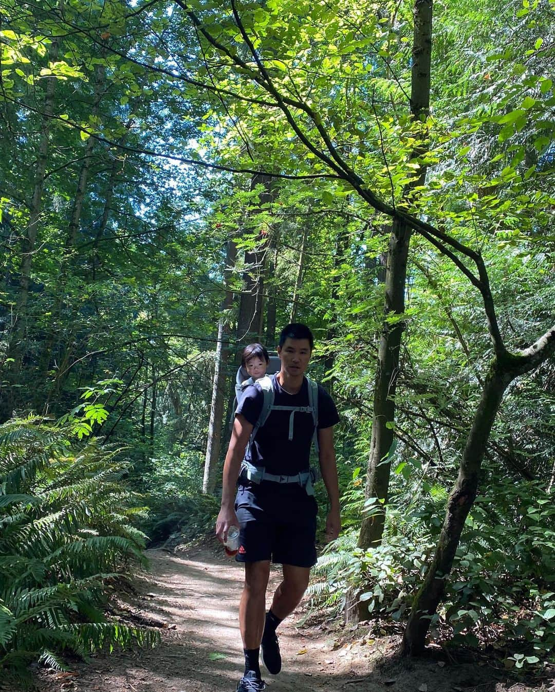 ヘリム・パクさんのインスタグラム写真 - (ヘリム・パクInstagram)「- 리아와 엄마아빠의 첫 하이킹🥾⛰ Hiking back carrier에 처음 타는데도, 안울고 잘 타준 리아😊 리아 이렇게 등뒤에 메고 하이킹하는게 아빠 꿈이었는데, 드디어 이뤘네💙 오늘은 처음이라, 짧은 코스였지만, 앞으로 더 많은 곳으로 하이킹 다니자. . . . #첫하이킹 #리아네 #시애틀맘 #등산캐리어 #hiking」8月31日 6時17分 - iam_hyepark