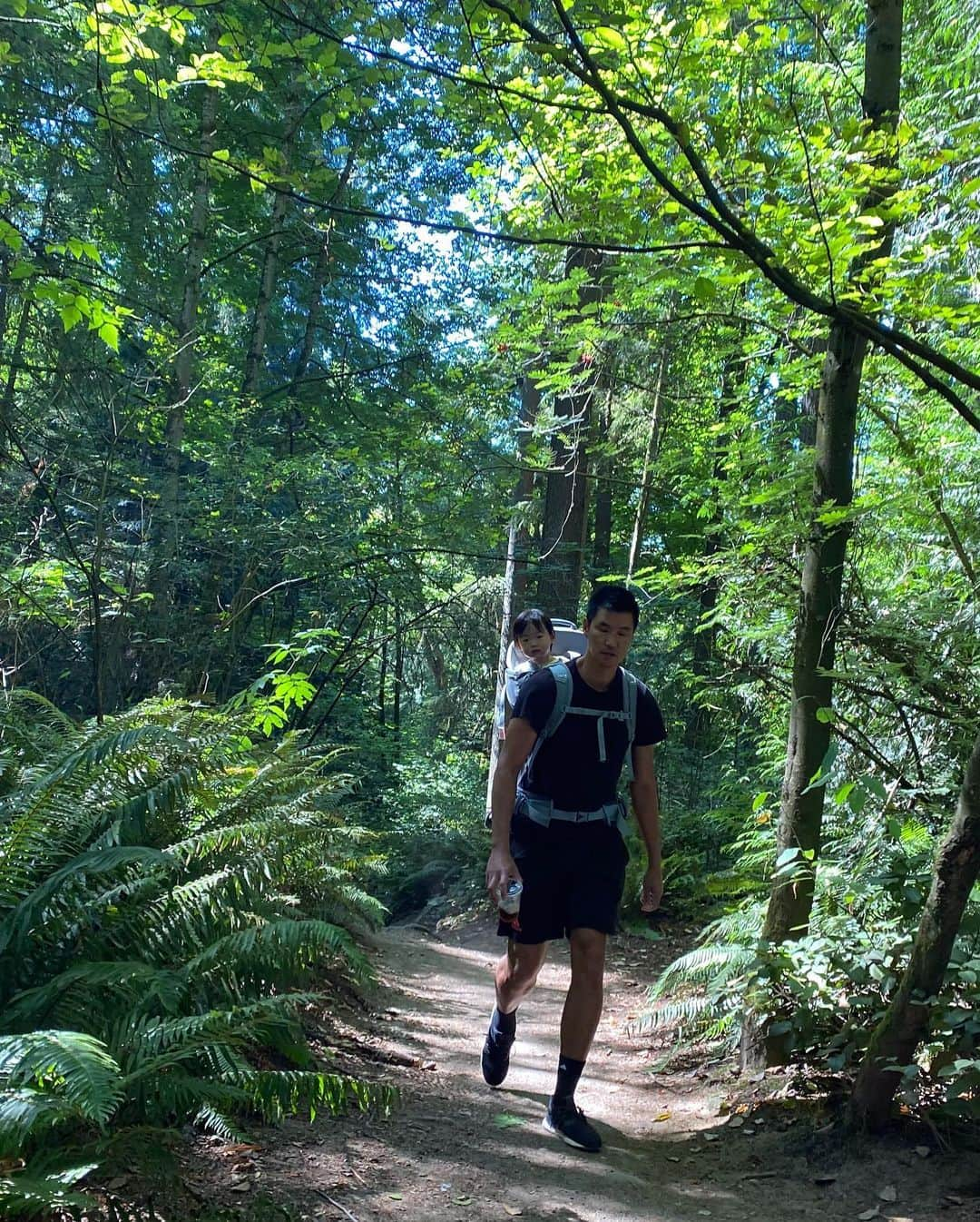 ヘリム・パクさんのインスタグラム写真 - (ヘリム・パクInstagram)「- 리아와 엄마아빠의 첫 하이킹🥾⛰ Hiking back carrier에 처음 타는데도, 안울고 잘 타준 리아😊 리아 이렇게 등뒤에 메고 하이킹하는게 아빠 꿈이었는데, 드디어 이뤘네💙 오늘은 처음이라, 짧은 코스였지만, 앞으로 더 많은 곳으로 하이킹 다니자. . . . #첫하이킹 #리아네 #시애틀맘 #등산캐리어 #hiking」8月31日 6時17分 - iam_hyepark