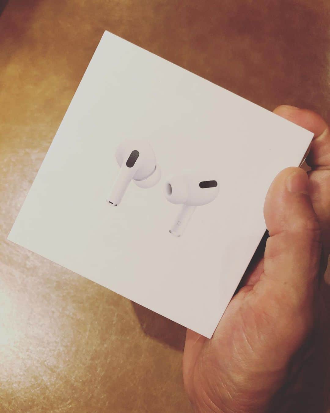 のインスタグラム：「サプライズでAir Pods proもらった❤️❤️ マジ嬉しい！ ありがとう！！」