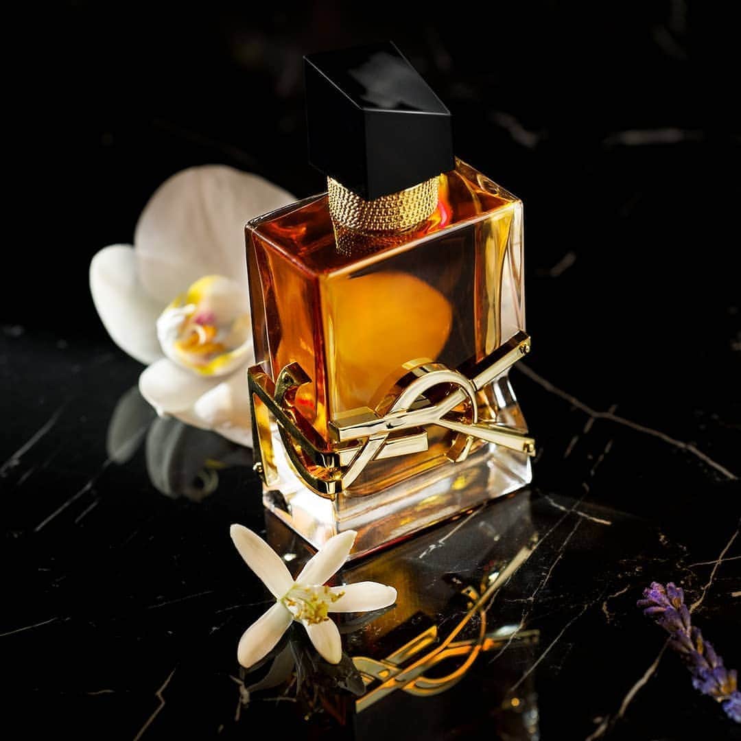 Yves Saint Laurent Beautyさんのインスタグラム写真 - (Yves Saint Laurent BeautyInstagram)「The iconic structure of LIBRE, a tension between the lavender from France and the orange blossom from Morocco, heated up in a suave and sensual way. The contrast between cool masculinity and smoldering femininity in the scent of freedom has never been more intense. Discover LIBRE EAU DE PARFUM INTENSE. #yslbeauty #libre #roaringfreedom」8月31日 17時10分 - yslbeauty