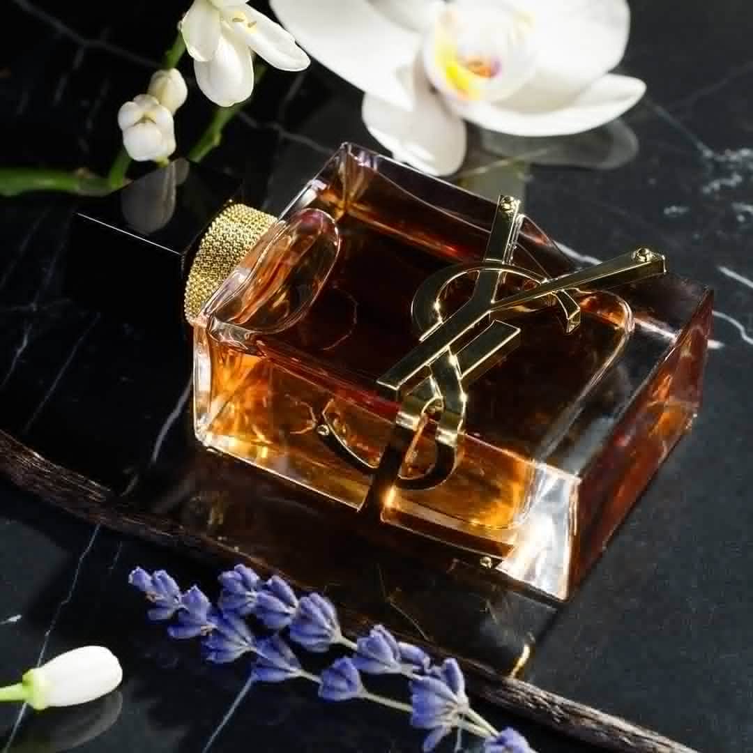 Yves Saint Laurent Beautyさんのインスタグラム写真 - (Yves Saint Laurent BeautyInstagram)「The iconic structure of LIBRE, a tension between the lavender from France and the orange blossom from Morocco, heated up in a suave and sensual way. The contrast between cool masculinity and smoldering femininity in the scent of freedom has never been more intense. Discover LIBRE EAU DE PARFUM INTENSE. #yslbeauty #libre #roaringfreedom」8月31日 17時10分 - yslbeauty