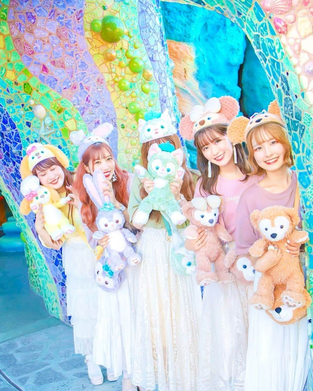 Kanaさんのインスタグラム写真 - (KanaInstagram)「ㅤ ㅤ ひょっこりダッフィーフレンズ🐻🐻🎀🐱🐰🐶💓 ㅤㅤ ㅤㅤ マーメイドラグーンの入り口で みんなで並んで撮るのも 恒例になりつつあるな〜🧸🐚💓 ㅤ ここカラフルで可愛いし 良い感じに光盛れするよ！🥺🤍 ㅤ ㅤ ㅤㅤ 今回のバウンドは カラーTシャツで揃えたんだけど 今まで5人で着てない系統で新鮮な感じ😳 すごいお気に入り🙌🏻💕💕 ㅤ ㅤ ㅤ ㅤ ㅤ ㅤ ㅤ #あやかなめぐやぎぽん ㅤ #kana_disney #kana_disneybound  ㅤ ㅤㅤ ㅤㅤ #東京ディズニーシー #ディズニーシー #東京ディズニーリゾート #マーメイドラグーン #ダッフィーフレンズ #ディズニーバウンド #ダッフィー #シェリーメイ #ジェラトーニ #ステラルー #クッキーアン #ダッフィーフレンズ #ダッフィーアンドフレンズ #tokyodisneysea #tds #tokyodisneyresort #tdr #duffyfriends #duffyandfriends #disneybound #duffy #shelliemay #gelatoni #stellalou #cookieann」8月31日 17時12分 - kalnnas2