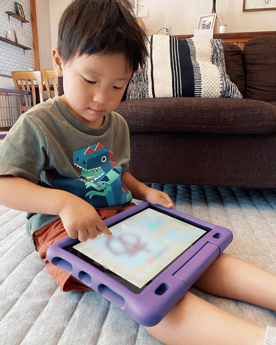 rats1316のインスタグラム：「・ 先日我が家にやってきたAmazonデバイスのFire HD 10 キッズモデル🧚🏻  これ、とても良い！ 何がいいってまず学習アプリが豊富にあってひらがな、カタカナ、数字などをこれから覚えさせたいって時にすごく便利！  波留は毎朝と夕食後に必ずお勉強タイム〜と言って真剣に取り組んでます👦🏻  その他にも図鑑やゲームなどいろんなコンテンツがあるんだけど、親が子供がどんなアプリを使っていたか、何を検索していたかなどをスマホから見ることができるから安心🧚🏻  タブレットを使える時間帯も設定できるし、1日何時間までなどの設定も行えるので、ずーっとタブレット漬けになる心配もありません👦🏻  これ一つに子供のワクワクがぎゅっと詰まっていて本当に楽しそうに使ってる🥳  もちろん子供だけではなく大人もモードを切り替えて使えるのでそこも◎ ・ ・ ・ #Amazonデバイスサポーター #Fireタブレットキッズモデル  #Fireタブレット#タブレット学習#こどものいる暮らし」