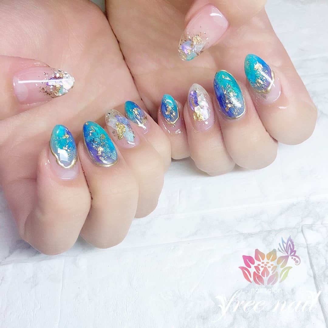 free nail フリーネイルのインスタグラム：「. お客様ネイル💅🏻🌻 . サマーシェルネイル🐚🏝 . 鮮やかな夏色🐠🌊 . ご来店ありがとうございました🙇🏻‍♀️🙇🏻‍♀️🙇🏻‍♀️💗 . #ネイルアート #ジェルネイル #ネイルサロン #大阪ネイルサロン #ネイルデザイン #ネイルチェンジ #シェルネイル #キラキラネイル #大理石ネイル #メタリックネイル #ブルーネイル #クリアネイル #デザインネイル #トレンドネイル #おしゃれネイル #大人ネイル #シンプルネイル #夏ネイル #summernails #nailsart #nailsdid #美甲 #日式美甲 #日式美甲胶 #日本美甲师 #日本美甲老师 #美甲上课 #日本胶 #フリーネイル #freenail」