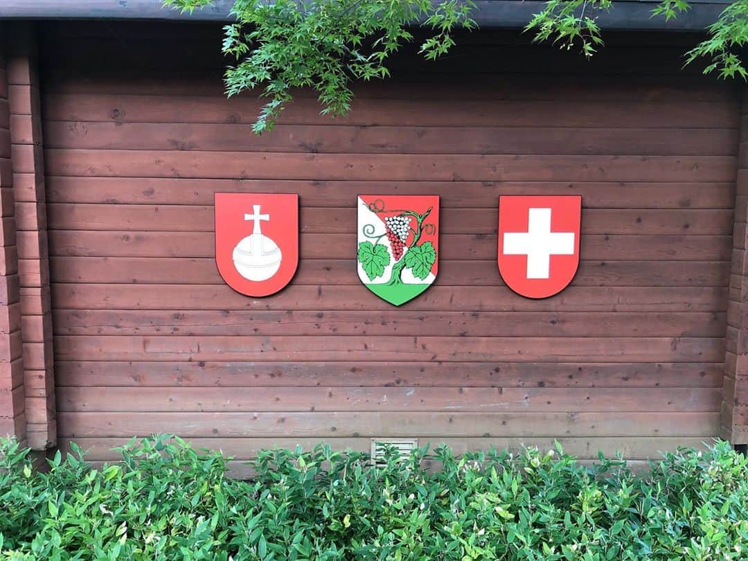 太田エイミーのインスタグラム：「グランピング楽しかった！I was so happy to visit @grandvaux_spa_village ! The former Swiss Embassy grounds were located here and I feel such a personal connection since my auntie @danielebeguin lives in Grandvaux, Switzerland! I wasn’t able to go to Switzerland this summer but I’m glad I could visit Chiba!」