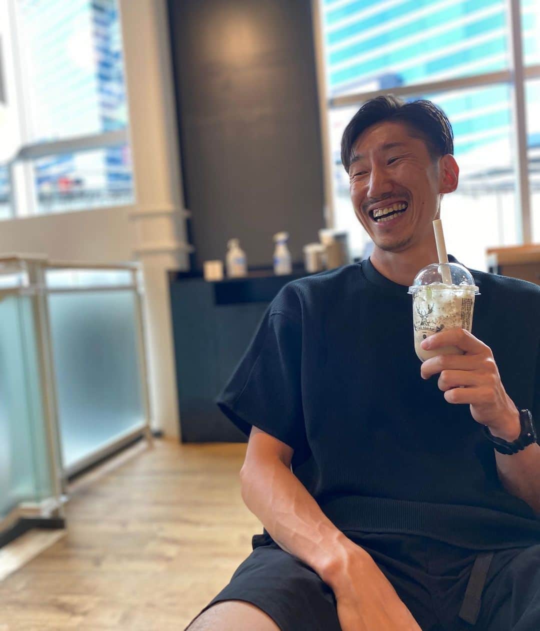 網野友雄のインスタグラム：「DAY OFF！！ 髪切って、お茶して、笑って、良き時間！！ #休日」