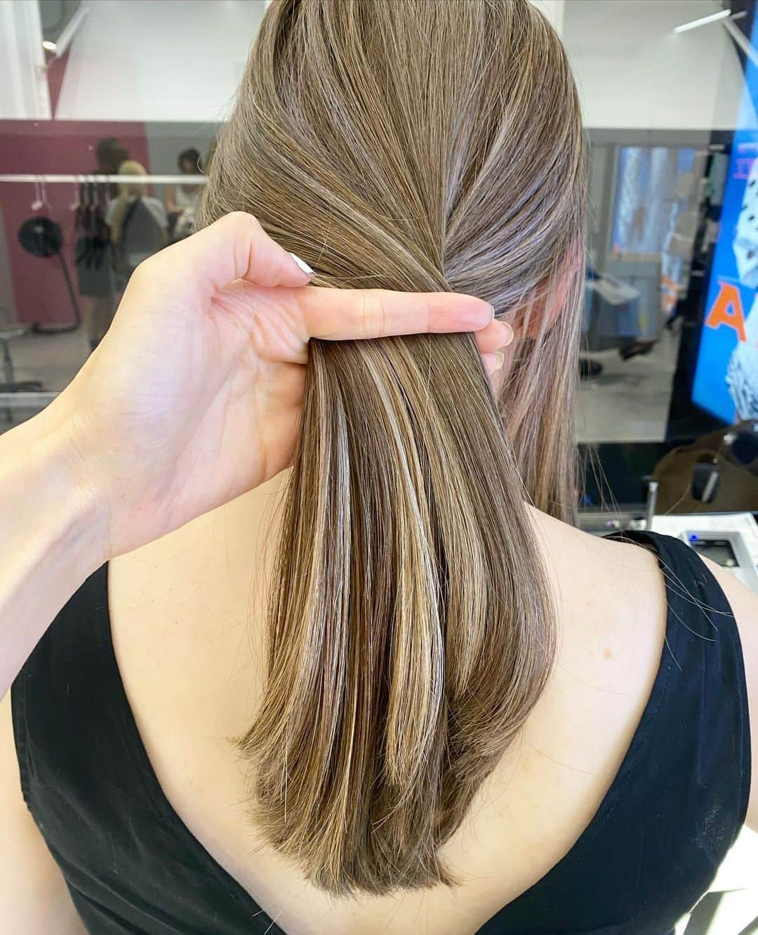 Sachiのインスタグラム：「Special Highlight  #ameri_color_  (Highlightのみブリーチ使用) . 最近の寺田さんは、 細いハイライトにチェンジしていましたが、 やはり、太めのハイライトに戻しました♡  (寺田さんはアレンジをされる事が多いので、太めの方がより可愛いかなと) 安定のハイライト。 定期的に通って頂きの美しさです。 素敵でございます😚 BiG LoVE . #shima#hair#ハイライト #shima_sachi」