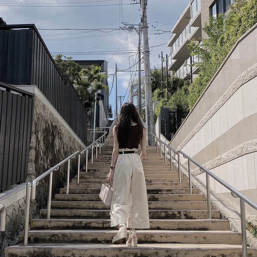野島樺乃のインスタグラム：「君との距離、暑さに溶けてくアイスクリームは 夏の恋の味がした . . . #私服 #ノースリーブ #ワントーンコーデ  文章考えて書くこと隠れた趣味なんです👒」