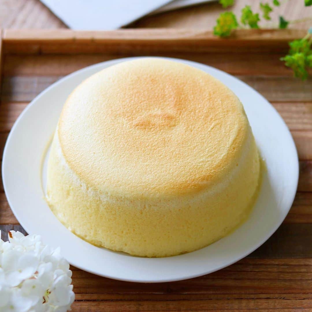 mikiさんのインスタグラム写真 - (mikiInstagram)「・ ・ bake.soufflé cheesecake  このスフレチーズケーキ！ クリームチーズ使ってないよ！ スライスチーズだよ！  ななみちゃん @sugarmix70 がYouTubeで見つけたレシピで作ってたのをみて追っかけ！  ほんとはオーバールで作ったらめちゃくちゃかわいいのー！ ななみちゃんの投稿みてみてね☺️  初めて作るからレシピ通りの焼き時間にしたけれど、うちのオーブンは温度調整しないとだー。  お味はまだわからん☺️あつあつやから。  また感想報告しまーす✊🏻」8月31日 15時44分 - koron.n