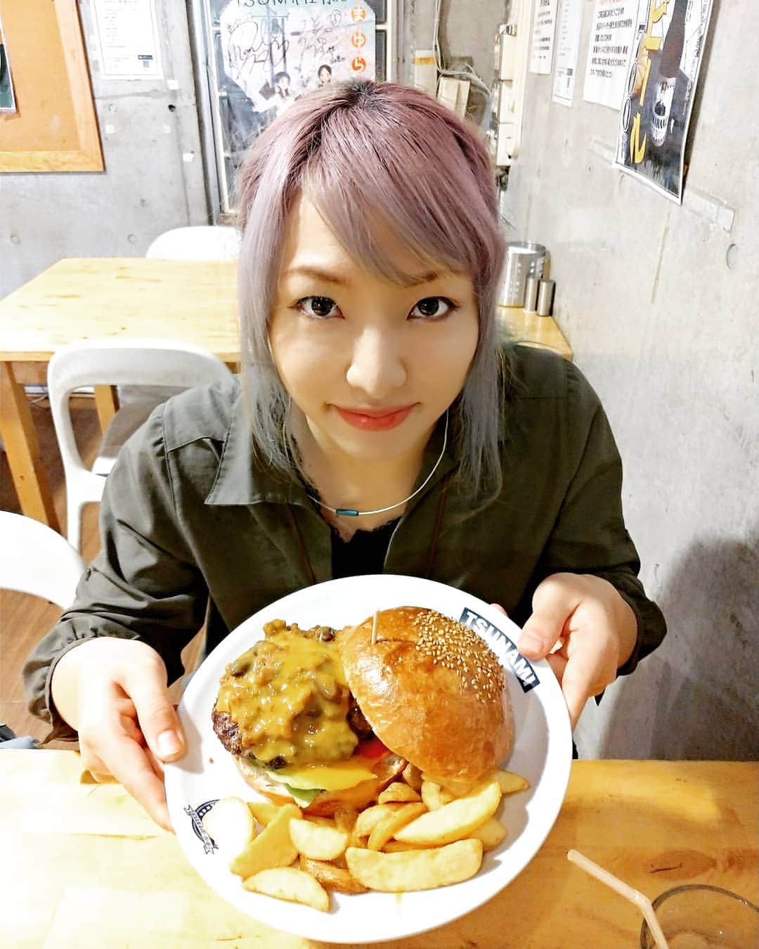 世羅りささんのインスタグラム写真 - (世羅りさInstagram)「#横須賀バーガーツナミ で #横須賀バーガー を食べてきました😋 ボリュームすごいし、めっちゃ美味しかった✨ また食べたい🎵」8月31日 15時45分 - sera_risa
