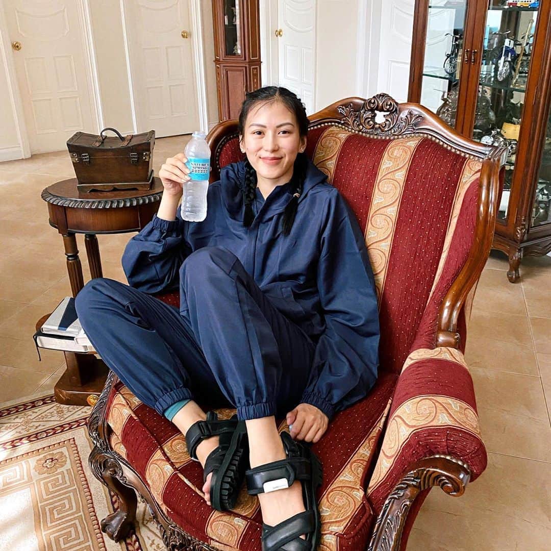 Alex Gonzagaさんのインスタグラム写真 - (Alex GonzagaInstagram)「Dahil maganda bago ko PPE, magsusuot ako kahit sa bahay lang to protect myself from the seniors! 🤣 Always stay hydrated anywhere and anytime. Stock up with Natures spring bottle lalo now mainit pag-naka PPE😜」8月31日 15時50分 - cathygonzaga
