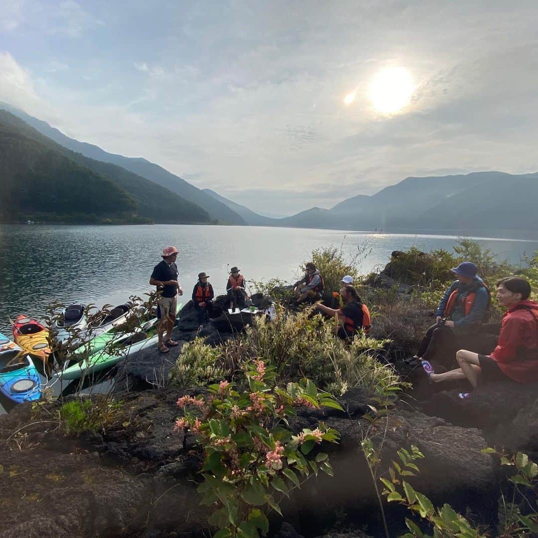 岡田美里さんのインスタグラム写真 - (岡田美里Instagram)「このカヌーツアー🛶はアウトドアのベテラン東吉クンの真骨頂ではないかと…。  05:45amに集合して、 西湖をめぐり、対岸ではコンパクトバーナーを使ってお湯を沸かし、暖かい飲み物をふるまう。  富士山の歴史やクイズ形式の対話など、ただカヌーを漕ぐ以上の旅行気分にさせてくれる魅力満載。  ご予約は @5lakes_staff @5lakesandmt にDM出してみてくださいね✨  楽しかった、ありがとう。 今度はカヌーレンタルするー。  #木村東吉  #カヌーツアー」8月31日 15時52分 - millieokada