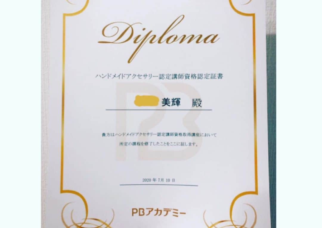 風輝駿さんのインスタグラム写真 - (風輝駿Instagram)「*﻿ ﻿ 8月も今日でおしまい…！﻿ 時間経つのが早くてびっくりです😖💦﻿ ﻿ ﻿ ﻿ さて本日は、昨晩もインスタライブでご報告致しましたが…﻿ 実はPBアカデミー(@pbacademy.club_official )さんのハンドメイドアクセサリー認定講師資格を受けておりました🙌🏻﻿ お家時間の有効活用で受けていたので認定証書を頂いたのは7月10日でしたが、やっとアクセサリー販売への段取り等が組めて参りましたのでこのタイミングでのご報告となりました✨﻿ 販売サイトの開設は9月13日を予定しております。﻿ ゆるゆる販売していきたいので商品はほぼ全て受注生産にしようと思っております。﻿ なのでピアスorイヤリングの選択は勿論、色違いなども配慮したり、要相談になりますがオーダーとかも受け持てたらと…﻿ 多くのお客様の手に私の作ったアクセサリーたちを届けれたらと考えておりますので、色々思案しながら進むと思いますが…﻿ 何卒宜しくお願い致します🙇🏻‍♀️﻿ 講師資格なのでいつか皆さんでゆるゆるお茶しながらアクセサリーの講習会するのも夢です…！﻿ ﻿ ﻿ ﻿ ﻿ ﻿ #ハンドメイドアクセサリー #ハンドメイドアクセサリー認定講師資格 #pbアカデミー ﻿#資格取得 #資格 #アクセサリー販売 #ハンドメイド作家」8月31日 15時54分 - shun.721.miki.125