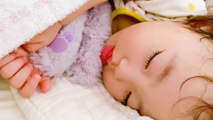 のインスタグラム：「お布団めくったら、抱っこマンが抱っこして寝てました🐰💓寝る時に舌が出るのはしっかり遺伝されてます🙋‍♀️  #あざとい系女子  #おやばか部  #親バカ  #1歳　#女の子ベビー  #新米ママ #女の子のママ #女の子ママ #1yearsold  #赤ちゃんのいる暮らし #赤ちゃんのいる生活 #ままのて #ベビーグラム  #赤ちゃんとママ #ベビー #親バカ部 　#成長記録　#育児記録 #コドモノ #ママリ #ベビライフ #ベビメモリ  #ベビスタグラム #ママカメラ #ベビフル」