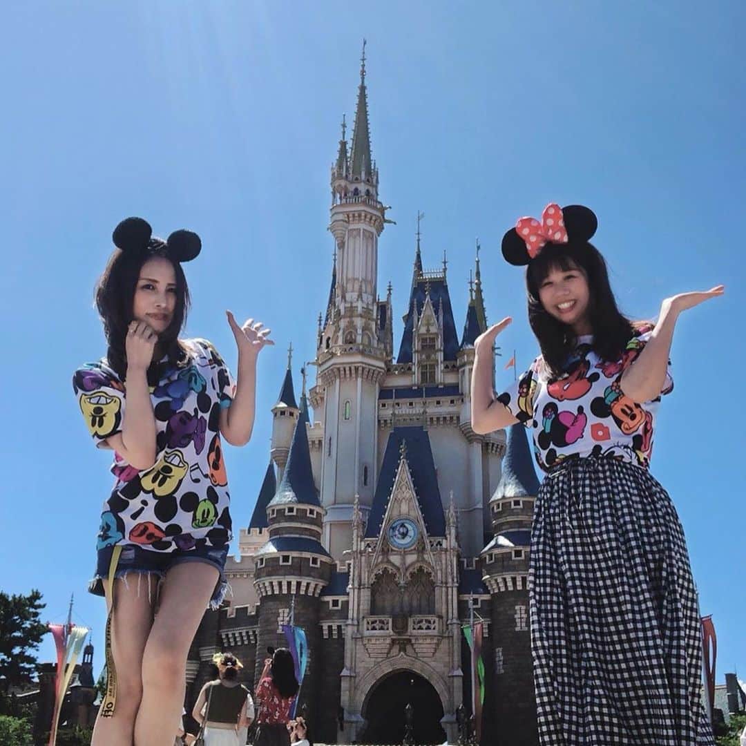 のインスタグラム：「タグ付けしてあるから、是非幼馴染みもフォローしてね🍭🍬 幼馴染みと、ディズニー🍭 二人して熱中症になったけど、とっても晴れた！ 楽しかったよー . . . 🍬 #ディズニーランド#tdl🐭🏰 #mickey #icecream #tdljapan #japanesestyle #お揃いコーデ #双子#看護師 #kenzo#gucci#tokyodisneyland #glamour#みんカラ#얼스타그램#옷스타그램daily#美活#오오티디#옷스타그램#데일리록#美肌#競馬女子#競馬予想#sexy#美麗#大人かわいい#fila#offwhite」