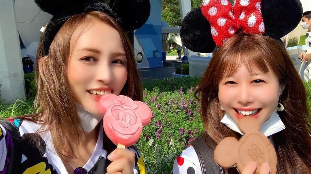 のインスタグラム：「タグ付けしてあるから、是非幼馴染みもフォローしてね🍭🍬 幼馴染みと、ディズニー🍭 二人して熱中症になったけど、とっても晴れた！ 楽しかったよー . . . 🍬 #ディズニーランド#tdl🐭🏰 #mickey #icecream #tdljapan #japanesestyle #お揃いコーデ #双子#看護師 #kenzo#gucci#tokyodisneyland #glamour#みんカラ#얼스타그램#옷스타그램daily#美活#오오티디#옷스타그램#데일리록#美肌#競馬女子#競馬予想#sexy#美麗#大人かわいい」