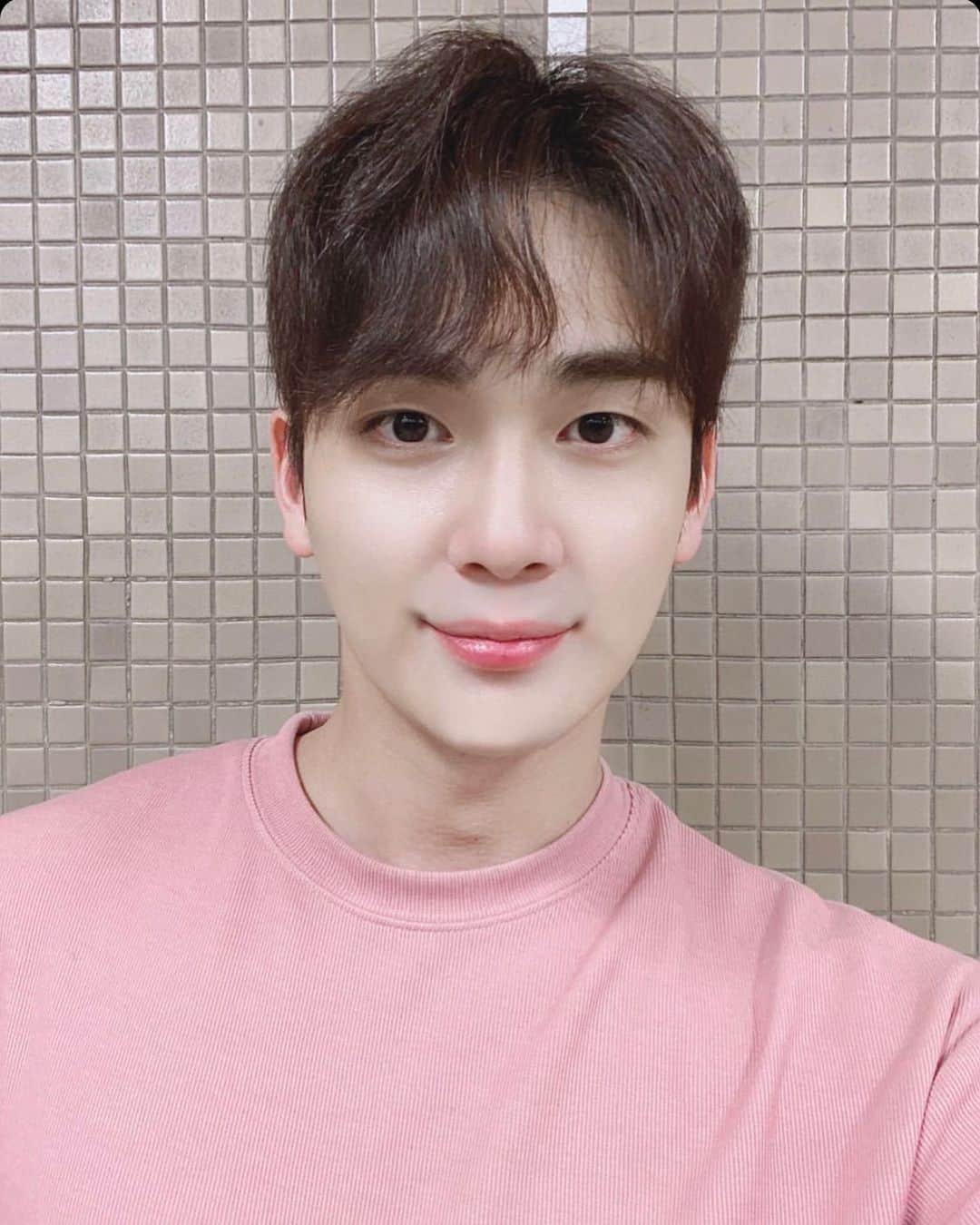のインスタグラム：「😊👍  하루빨리 모두가 건강한 날이 오기를」