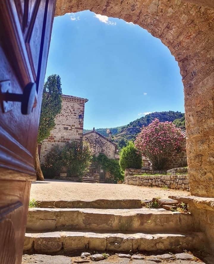 Melvita Officialのインスタグラム：「C’est vraiment déjà fini les vacances..?  Comme une envie de remonter le temps et de recommencer depuis le début, vous êtes partant(e)s?  Merci à @les_balades_de_sand pour ce beau cliché d’été 🌻  #Melvita #cosmétique #naurelle #bio #vacances #été #summer #holidays #soleil #ardèche #flowers #positive #sun」