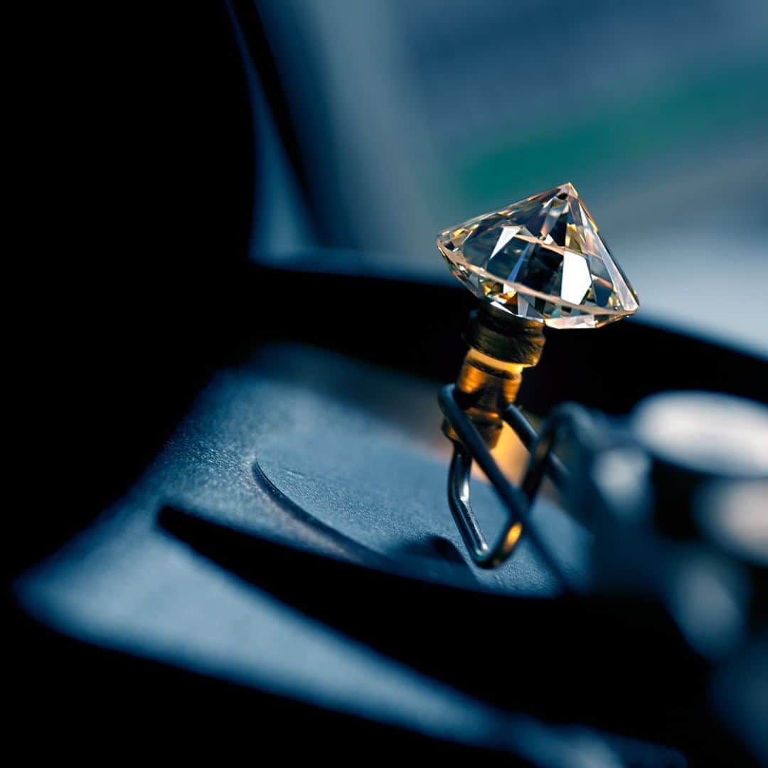 ラザール ダイヤモンド ブティック公式 | 婚約・結婚指輪さんのインスタグラム写真 - (ラザール ダイヤモンド ブティック公式 | 婚約・結婚指輪Instagram)「ダイヤモンドの輝きは、見る者すべての胸をときめかせ、心躍らせる。  30億年の時を超えて大地の奥深くでゆっくりと生成された原石のすばらしさに加え、ラザール ダイヤモンドが世界で最も美しいダイヤモンドと称されるのは、卓越したカッティングに徹底的にこだわっているから。  創設者のラザール・キャプランは、従兄弟で数学者のマルセル・トルコフスキーの理論を基に、カッティングによってダイヤモンドが七色に輝く“アイディアルメイク”を実践。宝石商のハリー・ウィンストン氏からも巨大原石ヨンカーのカットを任されるほど厚い信頼を得ていたという。緻密で精巧、オンリーワンの技術からくり出されるラザール ダイヤモンドの美しい輝き。それはあなたの人生をも照らし、輝かせてくれる。  プロフィールのリンクからHPをご覧いただけます。﻿ → @lazarediamond_boutique  #lazarediamond #ラザールダイヤモンド #世界三大カッターズブランド #ダイヤモンド #全国のプレ花嫁さんと繋がりたい #結婚準備 #marry花嫁 #卒花 #プレ花嫁さんと繋がりたい #結婚指輪 #プロポーズ #婚約指輪 #ダイヤモンド #新婚 #花嫁準備 #マリッジリング #エンゲージリング #2020夏婚 #大人婚 #令和婚 #2020秋婚 #2020冬婚 #marriagering #新婚生活 #結婚指輪探し #ブライダルジュエリー #指輪探し #エタニティリング #婚約指輪探し #結婚指輪選び」8月31日 16時00分 - lazarediamond_boutique