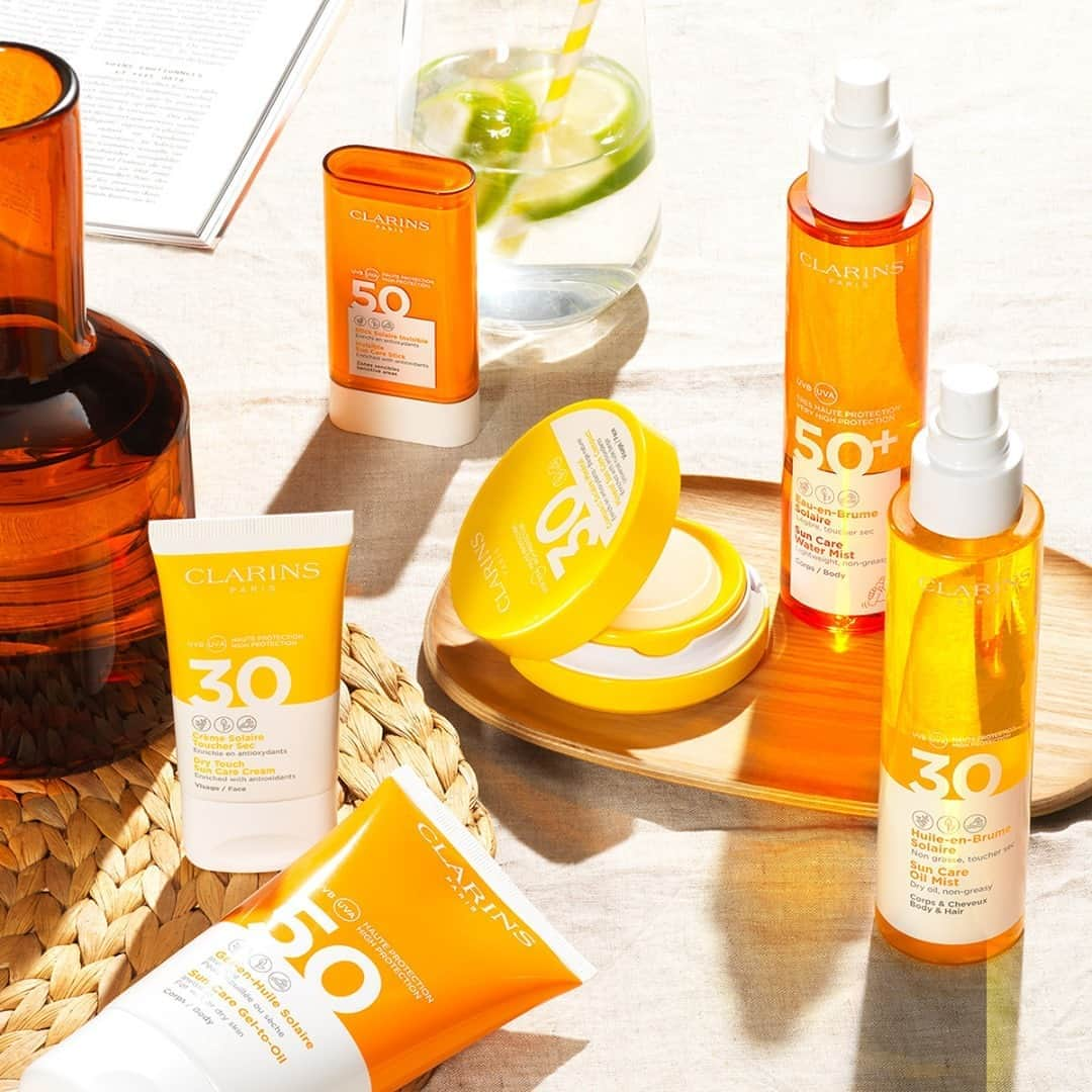 Clarins Españaさんのインスタグラム写真 - (Clarins EspañaInstagram)「🌞  Disfruta del sol de manera segura con nuestra gama de protección solar con 6 extractos de plantas para ayudar a prevenir los signos visibles del fotoenvejecimiento y la deshidratación 🌱  Descubre toda la gama de solares en Clarins.com   #SolaresClarins #Clarins」8月31日 16時00分 - clarinsespana