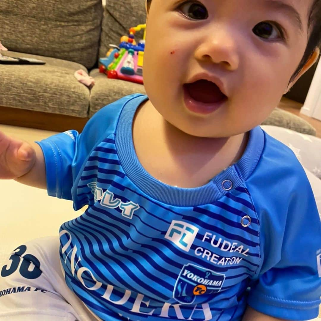 手塚康平のインスタグラム：「娘ユニホームデビュー😎 次は勝ちます💪🏻 #横浜FC #30」