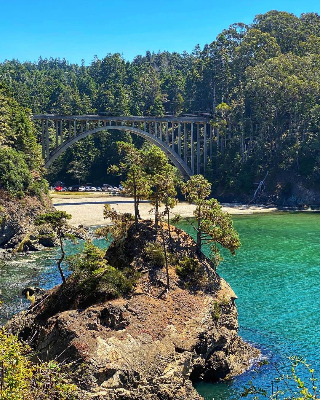 Antonietteのインスタグラム：「Ventured off to Mendocino County for a few days where we visited some beaches and Russian Gulch State Park where it was  peaceful, quiet and remote! It was so dreamy to be surrounded by the ocean and the lush surroundings of the redwood trees! Never been to this part of the California coastline and it was gorgeous! The waters were clear, turquoise blue, pristine but frigid! A nice break before the kids start distance learning  tomorrow. 😅 After this week (or every week)  I might have to recreate my own version of a Mendocino County beach by plunging into a tub full of ice water. 🏊🏼‍♀️ 🧊 💦 🛁😆 Here’s to a great school year..we will get through this! 💪🏽」