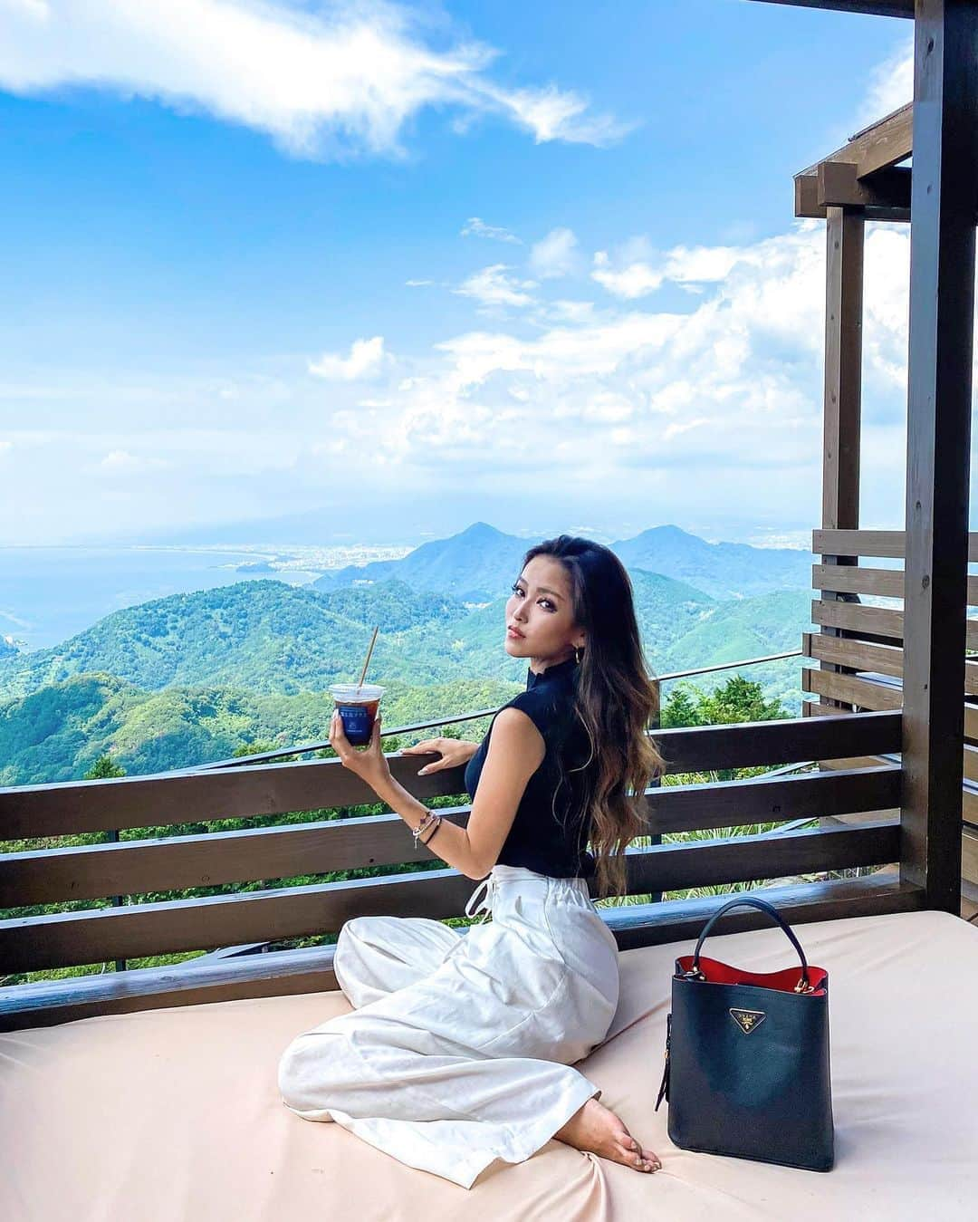 AYAMEさんのインスタグラム写真 - (AYAMEInstagram)「#terrace#terracecafe#cafeterrace#amazingview#nature#longhair#panoramaview#photogenic#genic_shizuoka#blogger#bloggerstyle#bloggerlife#prada#オトナ女子#テラスカフェ#伊豆」8月31日 16時11分 - l.ayame