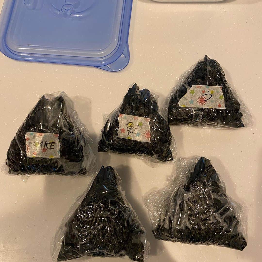 のインスタグラム：「おにぎり作ってみた。 お店みたいには行かないねー」