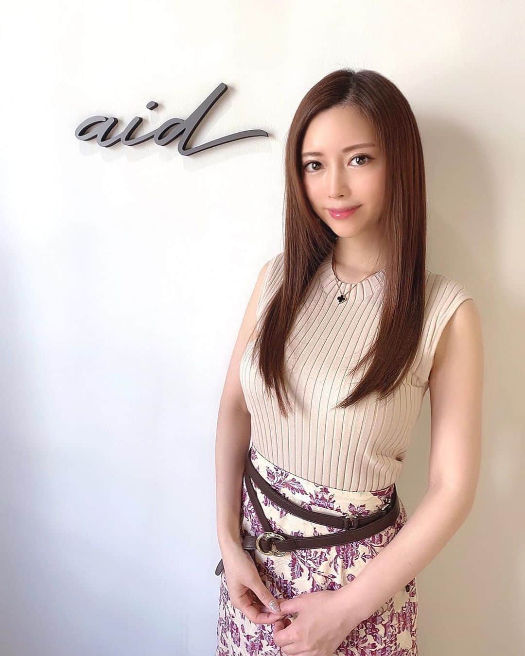 のインスタグラム：「ヘアケアして来た💕  恵比寿にある 【@aid_hair 】で 担当は秋山さん (@yuuuske_akiyama )です♩  話題の髪質改善トリートメントをしたよ🥰  秋山さんは知識がたくさんあって、お話も楽しいの✨  トリートメントは、 すっごくサラサラの艶々になって、 めちゃ手触り最高〜！  カラー前にトリートメントするといいらしいから、 定期的にヘアケアしに行こうと思います⭐︎ ・ ・ ・ ・ ・ ・ ・ ・ ・ #トリートメント#髪質改善トリートメント#恵比寿#ヘアケア#髪質改善#綺麗」