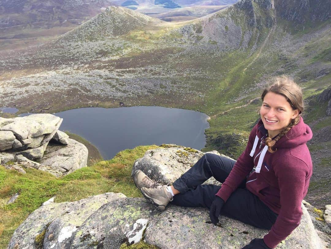 ゾーイ・クラークのインスタグラム：「Weekend adventures. Who needs to go abroad when this is on your doorstep? ⛰🏴󠁧󠁢󠁳󠁣󠁴󠁿  #Lochnagar #meiklepap #hillwalking #scotland #scotlandhighlands #aberdeenshire #munros #beautiful #mountains #hills」