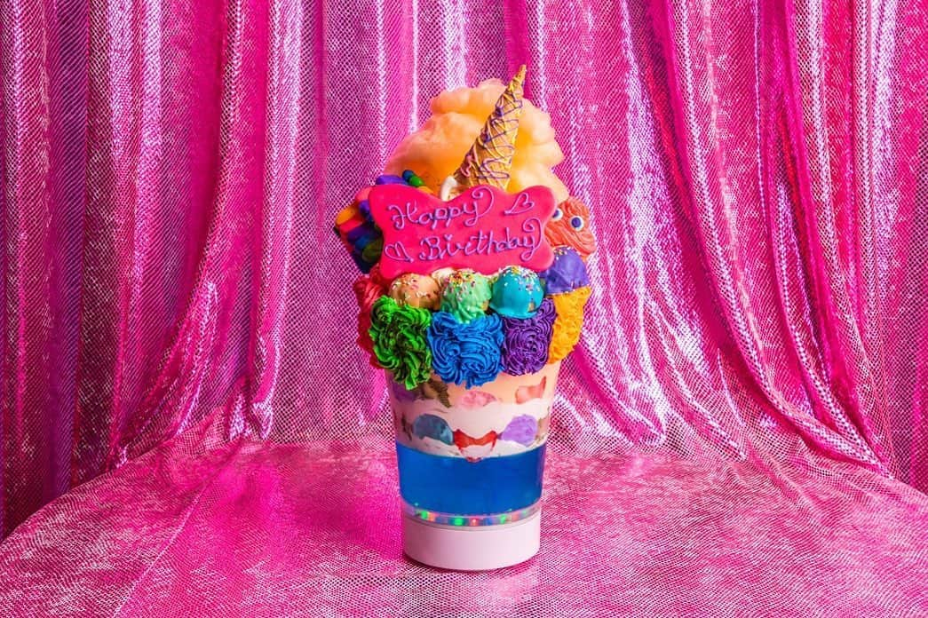 KAWAII MONSTER CAFEさんのインスタグラム写真 - (KAWAII MONSTER CAFEInstagram)「💚📣NEW MENU📣💚 テーマは、その名も！  ✨🇯🇵🗼Stay Tokyo🗼🇯🇵✨  もっと多くの方に東京・原宿を楽しんでいただくべく、MONSTER級のメニューをご用意いたしました👏🏻💗 まだまだ終わらない暑い夏を皆んなで一緒に乗り越えて思い出作りをしましょう😈🎀  そしてなんと！こちらには 【特別メニュー都民割引】 ⭐︎都民Thank you割⭐︎３９％OFF が付いているのです🎉💚✨  👇対象の方は、東京に所縁のあるお客様👩🏻‍🦱👨🏻‍🦰 (例)東京都在住・勤務・在学・東京を愛してる❤︎etc...  何も証明書はいりませんので その旨をお伝えくださいませ🐝🌈  #原宿　#東京　#夏」8月31日 16時28分 - kawaiimonstercafe