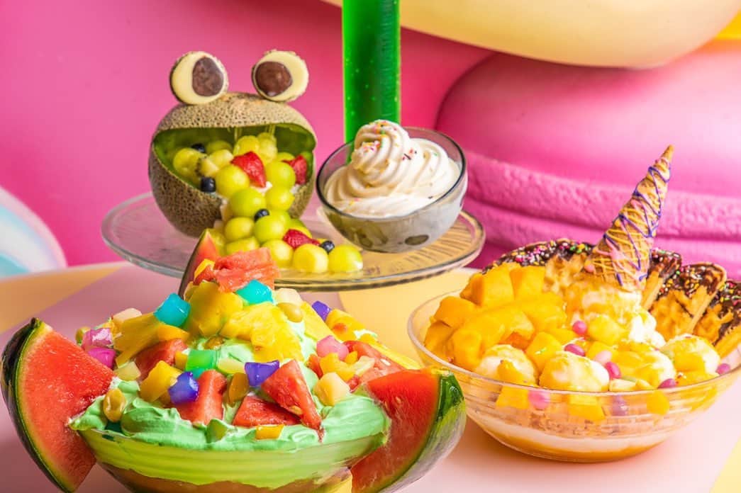 のインスタグラム：「💚📣NEW MENU📣💚 テーマは、その名も！  ✨🇯🇵🗼Stay Tokyo🗼🇯🇵✨  もっと多くの方に東京・原宿を楽しんでいただくべく、MONSTER級のメニューをご用意いたしました👏🏻💗 まだまだ終わらない暑い夏を皆んなで一緒に乗り越えて思い出作りをしましょう😈🎀  そしてなんと！こちらには 【特別メニュー都民割引】 ⭐︎都民Thank you割⭐︎３９％OFF が付いているのです🎉💚✨  👇対象の方は、東京に所縁のあるお客様👩🏻‍🦱👨🏻‍🦰 (例)東京都在住・勤務・在学・東京を愛してる❤︎etc...  何も証明書はいりませんので その旨をお伝えくださいませ🐝🌈  #原宿　#東京　#夏」