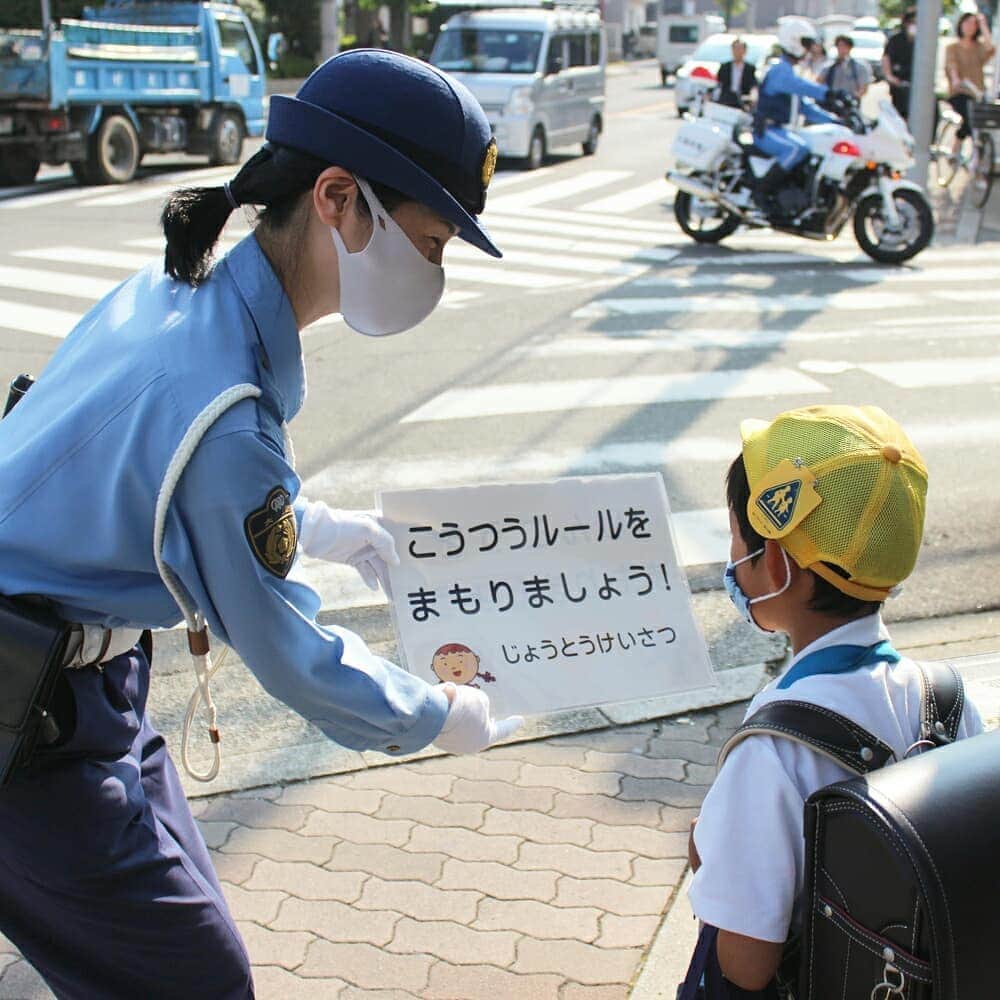大阪府警察さんのインスタグラム写真 - (大阪府警察Instagram)「【2学期も笑顔で、しっかり安全確認！】 令和2年8月25日(火)、城東警察署では、2学期の始業式を迎えた小学生を対象に、子どもの見守り活動を行いました。 新型コロナウイルス感染症対策に配意し、距離を保ちながらプラカードで交通安全を呼び掛けました。  #大阪府警察公式 #大阪府警 #府警 #城東警察署 #交通安全 #交通安全教育班 #事故防止 #交通取締り #小学校 #通学路指導 #始業式 #2学期 #コロナに負けるな」8月31日 16時30分 - fukei_koho