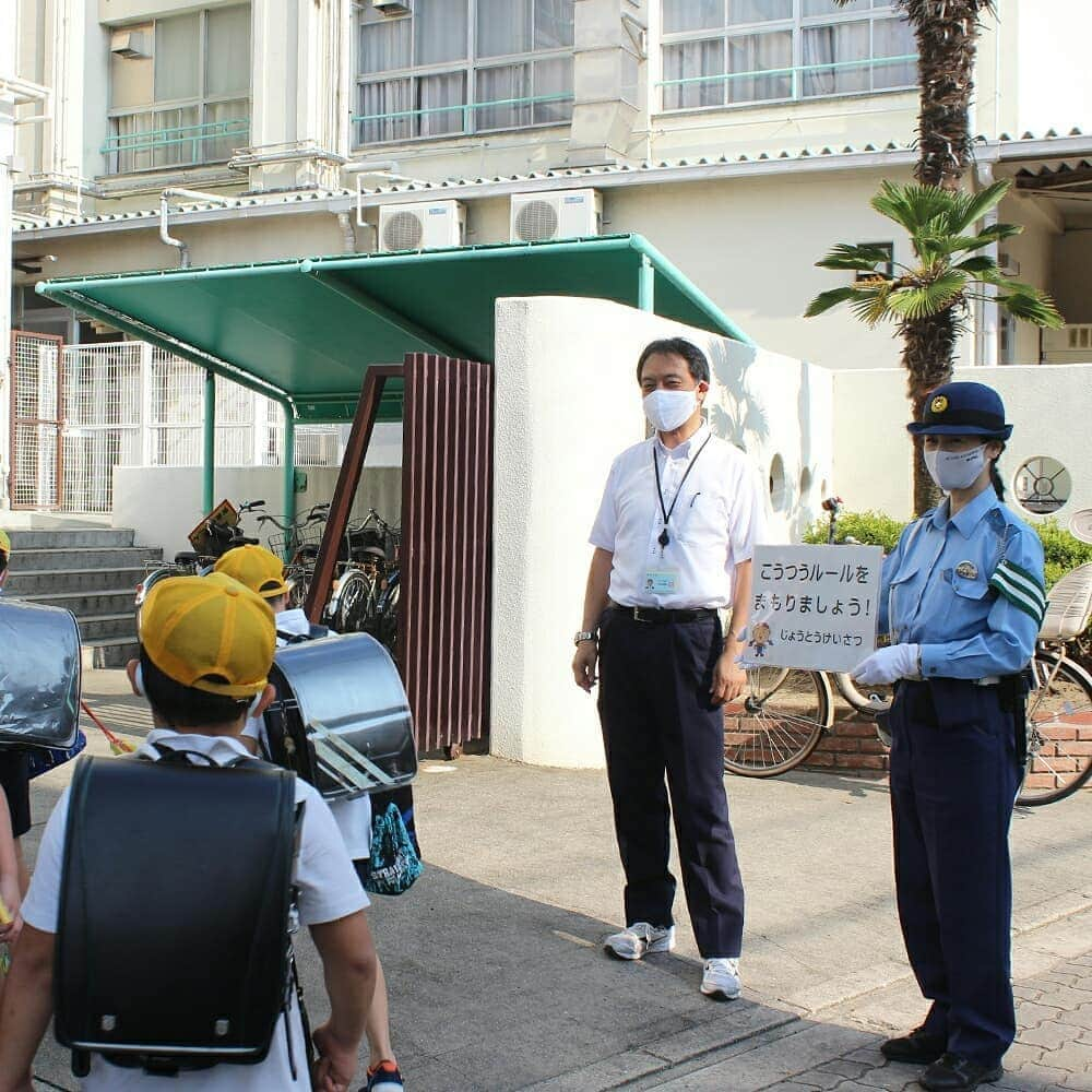 大阪府警察さんのインスタグラム写真 - (大阪府警察Instagram)「【2学期も笑顔で、しっかり安全確認！】 令和2年8月25日(火)、城東警察署では、2学期の始業式を迎えた小学生を対象に、子どもの見守り活動を行いました。 新型コロナウイルス感染症対策に配意し、距離を保ちながらプラカードで交通安全を呼び掛けました。  #大阪府警察公式 #大阪府警 #府警 #城東警察署 #交通安全 #交通安全教育班 #事故防止 #交通取締り #小学校 #通学路指導 #始業式 #2学期 #コロナに負けるな」8月31日 16時30分 - fukei_koho