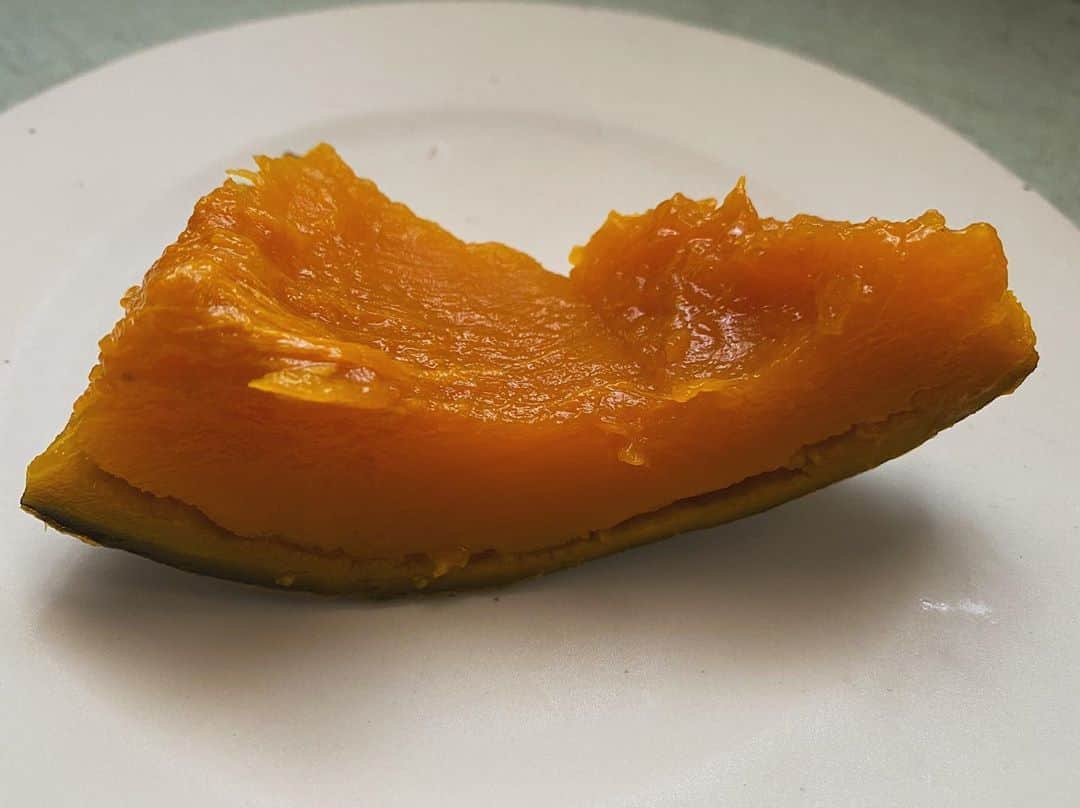 田中菜月さんのインスタグラム写真 - (田中菜月Instagram)「友だちの葉くんが つくったかぼちゃ。  ただ、お水からコトコト煮ただけ。  これが、1番好きな かぼちゃの食べかた。  ホクホクで 素朴な甘みで 幸せだなぁ、、  #友だち #かぼちゃ #大好き #野菜 #ガッテン農法 #自然農」8月31日 16時30分 - natsuki_hakko