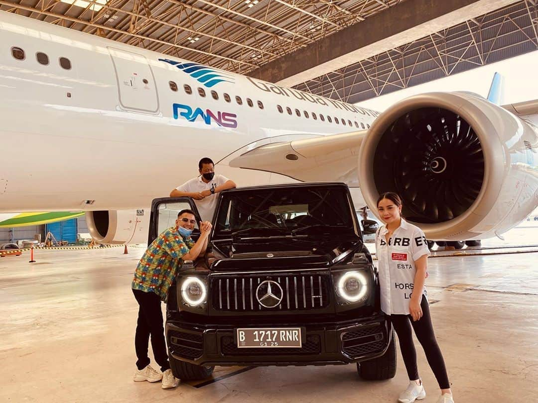 Raffi Ahmadさんのインスタグラム写真 - (Raffi AhmadInstagram)「Slidee ke kanannnn Guyssss !!!! Terimakasih Banyak seluruh keluarga besar @garuda.indonesia ❤️ Nonton VLOG !!!!! Check This Out !!!! Pesawat Baruuuuuuu ✈️ Gimana Commentnyaaa ???  @rans.entertainment @garuda.indonesia   Special Thanks 🙏⭐️👏❤️  @setiaputrairfan  @mohammad_r_pahlevi  @Selfie_dewiyanti  Terbang Nyaman dan Aman dengan @garuda.indonesia . ..... *  #BecauseYouMatter #yukterbanglagi」8月31日 16時39分 - raffinagita1717