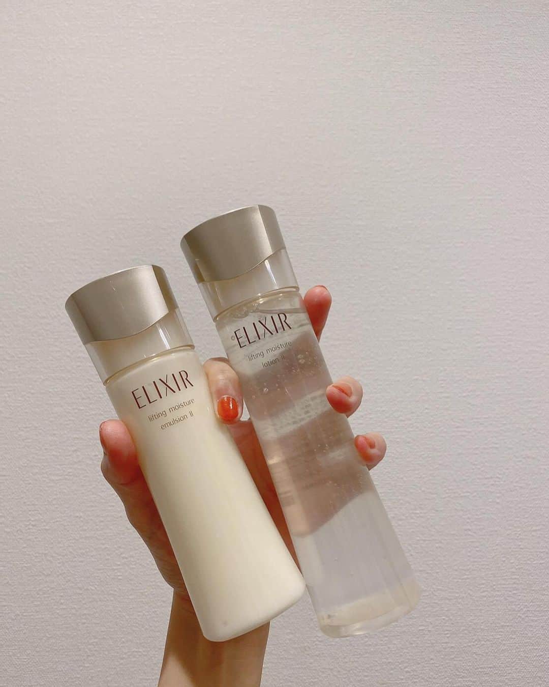 高橋愛さんのインスタグラム写真 - (高橋愛Instagram)「エリクシールの化粧水と乳液😌  肌の調子や好みに合わせて3つのタイプがあるんだけど、私はⅡのしっとりタイプを。 とろっとしててつけた瞬間しっとりして透明感も出た気がする🤔 ㅤㅤㅤㅤㅤㅤㅤㅤㅤㅤㅤㅤㅤ やっぱり、透明感って大事よね😋 つや玉もできてるー！ 嬉しー！  保湿は、ずっと大切だって思ってたけどエイジングケアも大事だなって 最近思う🤔💗   #だからエリクシールはナンバーワン #タイアップ #エリクシール #エイジングケア  @elixir_official_shiseido」8月31日 16時32分 - i_am_takahashi