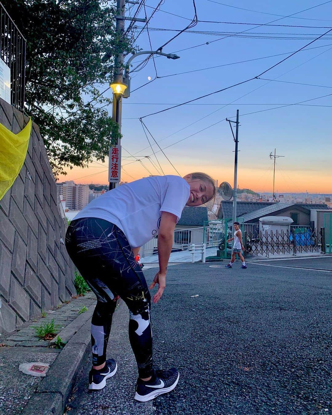 山崎桃子さんのインスタグラム写真 - (山崎桃子Instagram)「ケツと顔面の死んだ私と夕陽。 夏っぽい！！ #地獄の坂ダッシュ  #手をつくな  #下向くな  #頑張ります  #リバーサルジム横浜グランドスラム」8月31日 16時37分 - momochan0910