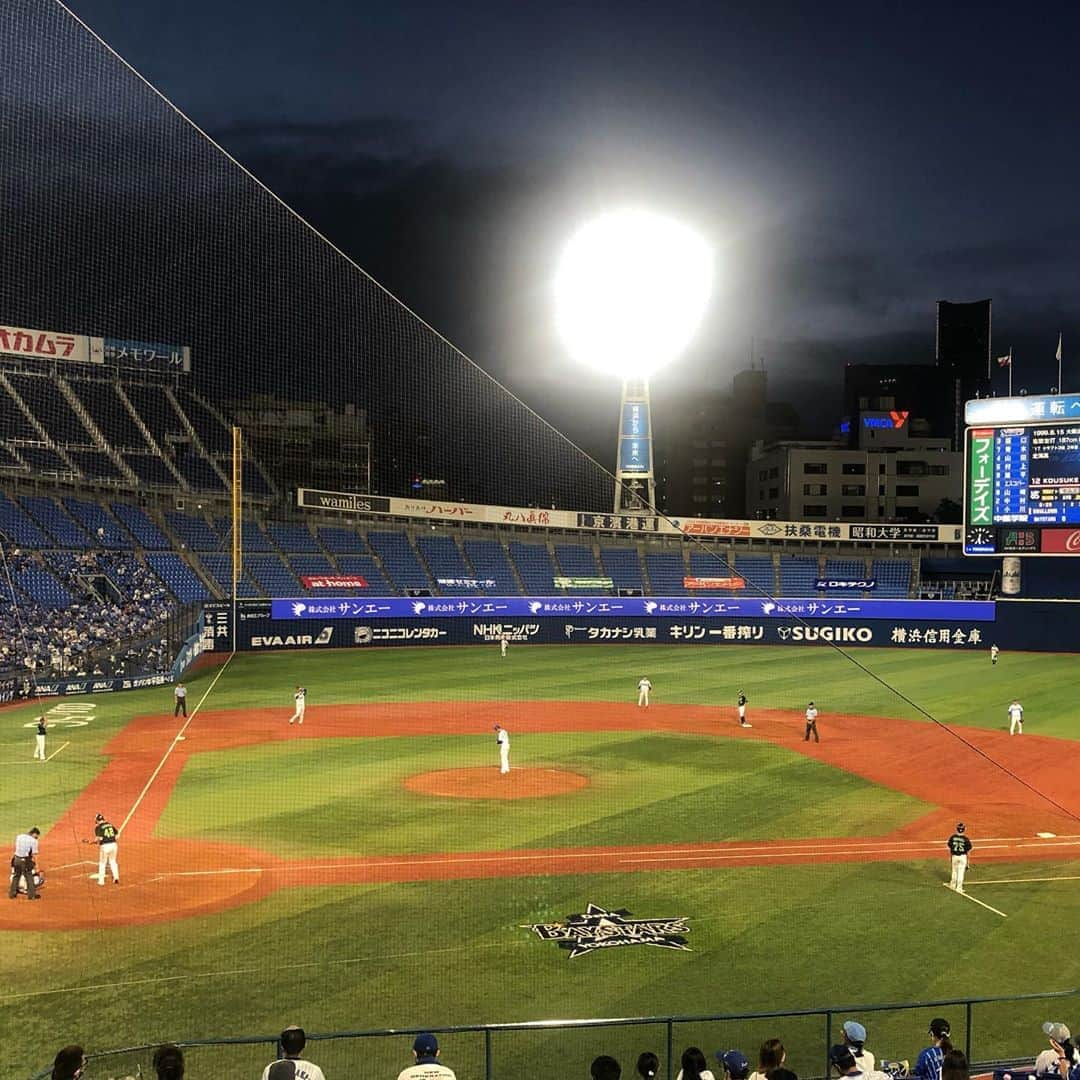 脊山麻理子さんのインスタグラム写真 - (脊山麻理子Instagram)「週末に2020初ハマスタ観戦してきました♡沖縄のオープン戦以来の生観戦♡生レンサワー飲みながらのナイター最高に気持ち良かったです♡レフトウィングも、新しい入場ゲートも完成していました♡ほんとは約2,800席増えたことで、横浜スタジアム史上最多となる、34,046人を収容できて大歓声に包まれるはずが、、、今年は残念ですが、観られて良かった♡あ、そして大画面に写りました♡ #ハマスタ #baystars」8月31日 16時41分 - mariko_seyama_milkpon