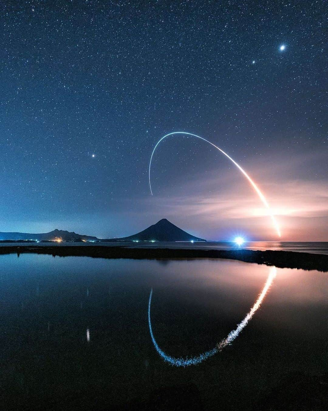 Canon Photographyさんのインスタグラム写真 - (Canon PhotographyInstagram)「A successful 🚀- launch in Japan.  Photography // @10.tti Curated by @steffeneisenacher  #japan #rocket #rocketlaunch #reflectiongram #nightphotographer #stars」8月31日 16時44分 - cpcollectives