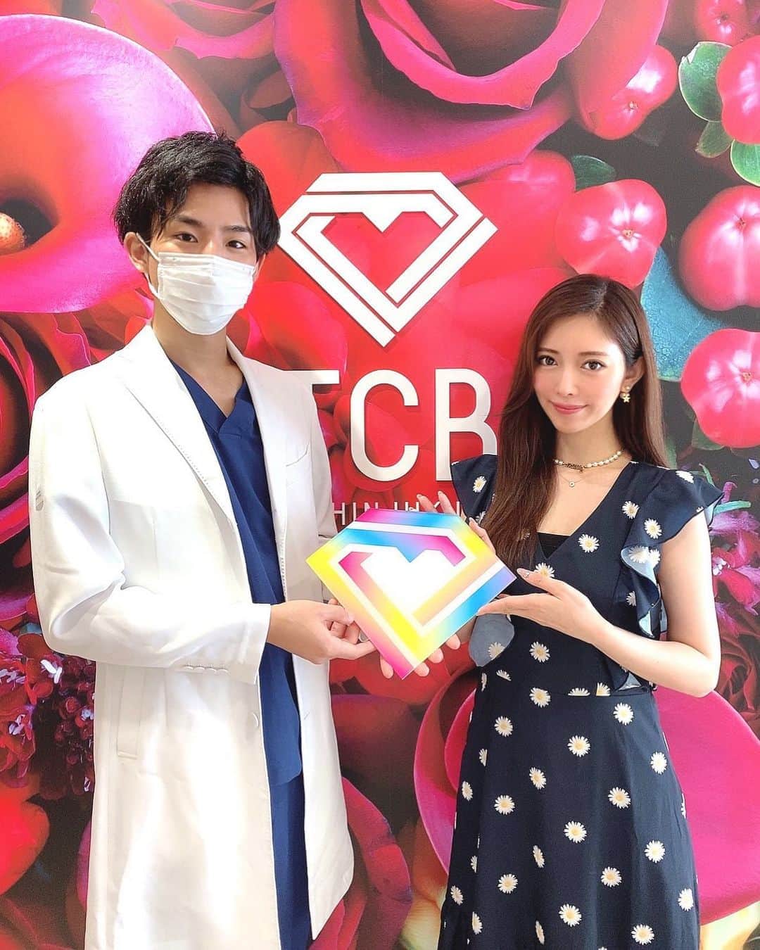 のインスタグラム：「東京中央美容外科新宿院 相良先生のところへ✨ (@tcbshinjuku ) (@tcb_sagara )  気になる二の腕や顎下に 脂肪溶解注射をして頂きました💕  1回でも効果はあるけど、 脂肪溶解注射は回数を重ねると 更に効果も高まるそう♩  注射は痛かったですが、先生優しくて笑わせてくれたり、お話面白くて気が紛れました。  治療のことなどもたくさんお話をして、 色々興味も出ましたよ🤔  気になる二の腕が痩せたら良いなぁ〜！ またレポします⭐︎ ・ ・ ・ ・ ・ ・ ・ ・ ・ ・ #ダイエットならTCB東京中央美容外科 #美容整形ならTCB東京中央美容外科 #東京中央美容外科#美容外科#新宿院 #東京中央美容外科新宿院#相良卓哉#ドクターズダイエット#ダイエット#新宿#pr」